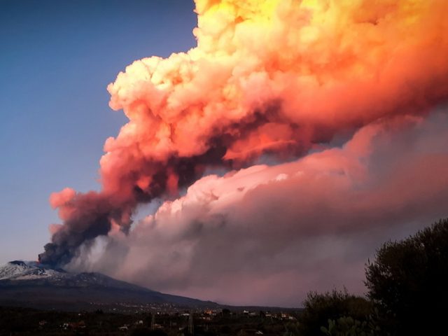 Sicily’s Mount Etna ejects lava & massive ash column in another stunning eruption (PHOTOS, VIDEOS)