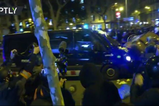 Barcelona protests erupt in violence for second night in a row after Spanish rapper arrested for insulting king (VIDEOS)