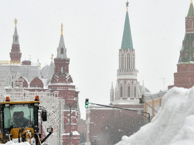 VIDEOS show mountains of snow, collapsed roofs & sliding trucks as Moscow gets hit by record-breaking snowfall