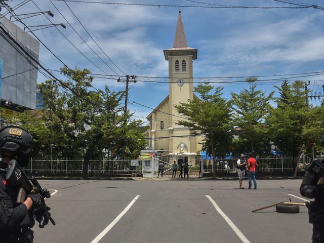 14 injured after Catholic church in Indonesia hit by suicide bomb attack (VIDEOS)