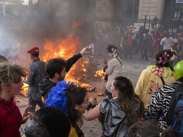 WATCH: French police break up ‘unauthorized’ carnival in Marseille after thousands of revelers defy Covid-19 restrictions