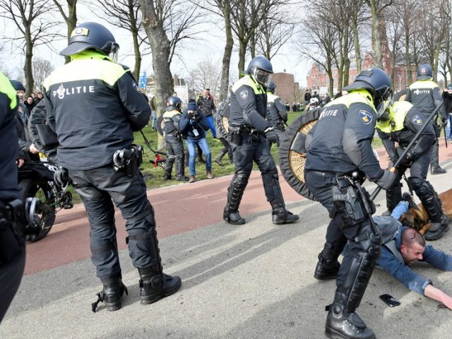 Police dogs & water cannons: Anti-lockdown protest meets heavy police response in The Hague (VIDEOS)