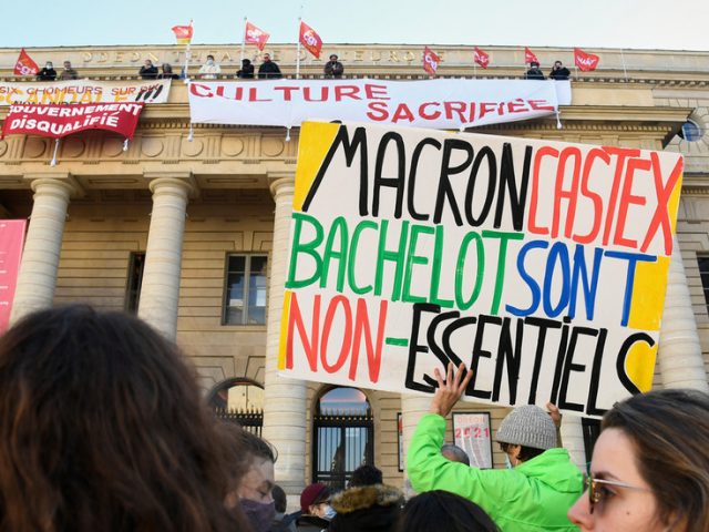 WATCH: Demonstrators occupy French national theaters in anti-Covid lockdown protests