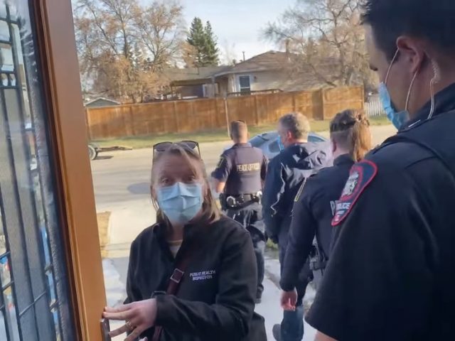 ‘Gestapo out!’ WATCH Canadian cops chased out by enraged pastor after reportedly trying to stop Passover prayer