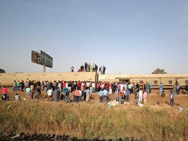 At least 11 passengers killed, some 100 injured as train derails in Egypt (VIDEO)