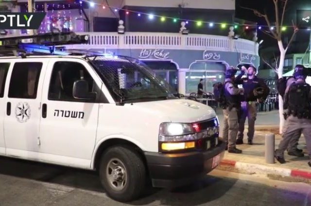 Riot & clashes with police break out in Jaffa, Israel after angry locals attacked rabbi on city street (VIDEOS)
