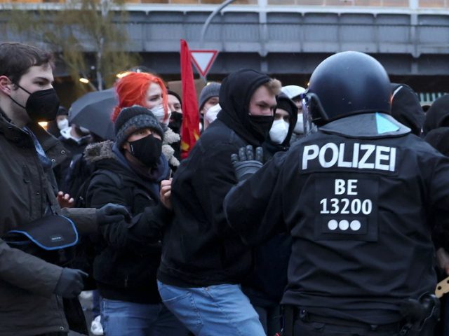 WATCH: Police and demonstrators scuffle in Berlin as thousands protest court ruling overturning city’s rent cap