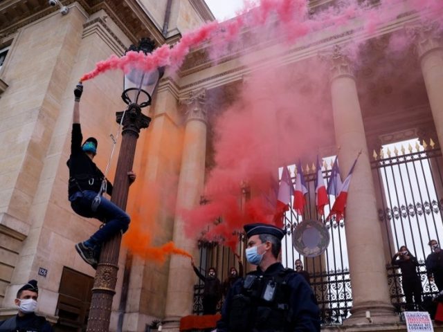 Extinction Rebellion activists chain themselves to gates of French parliament in protest at scope of new climate bill (VIDEOS)