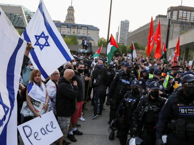 Clashes break out at massive pro-Palestinian rally in Toronto (VIDEOS)