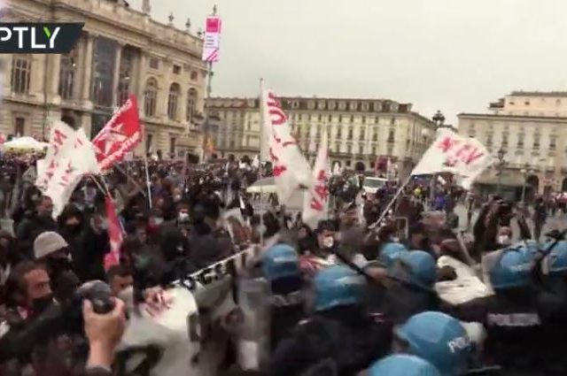 Protesters clash with police, set up GUILLOTINE with effigy of PM in Turin, Italy amid May Day protest (VIDEO)
