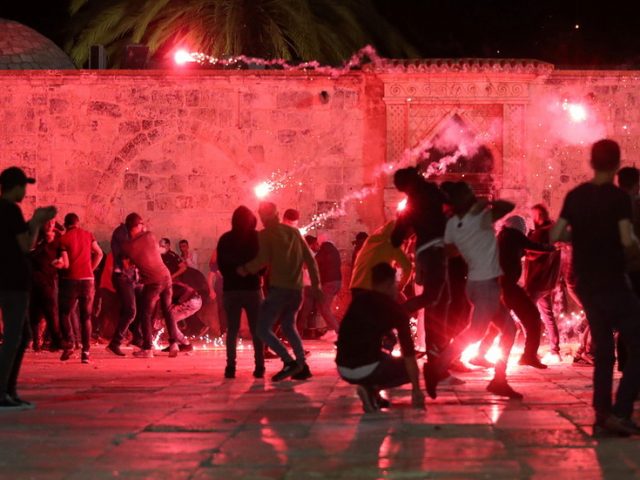 Over 200 injured, Ruptly cameraman attacked as Palestinians & Israeli police clash near Al-Aqsa mosque in Jerusalem
