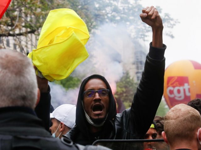 May Day mayhem: Protesters and riot cops battle in the streets of Lyon (VIDEOS)