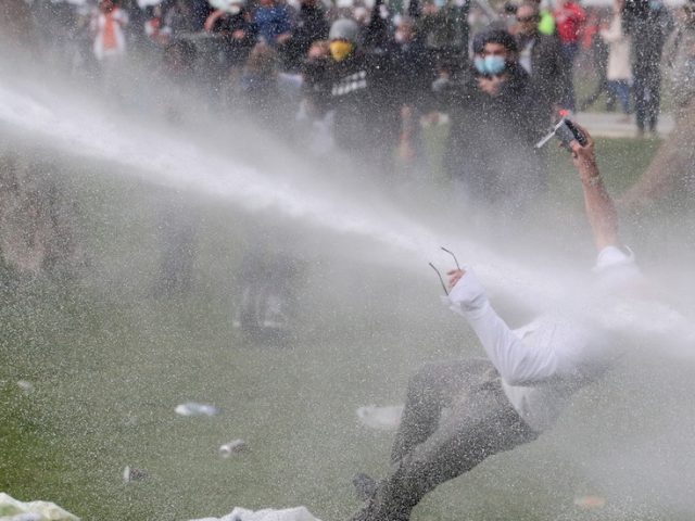Police speed into Brussels protest with trucks, blast demonstrators with water cannon (VIDEOS)