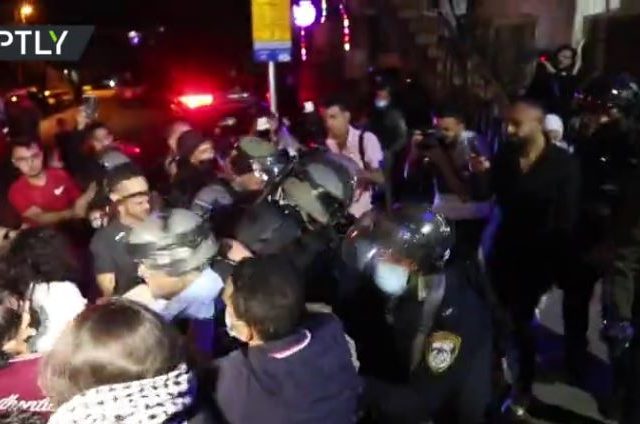 Violence erupts in East Jerusalem as Israeli police disperse protesters demonstrating against Palestinian evictions (VIDEO)