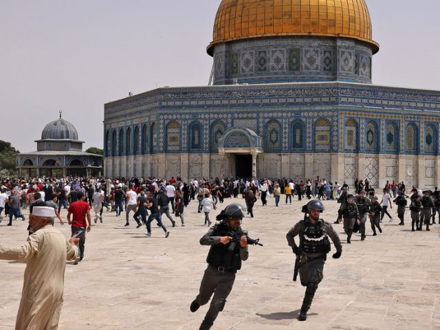 Violent clashes erupt between Palestinians & Israeli police at Al-Aqsa mosque, hours after ceasefire agreed (VIDEOS)