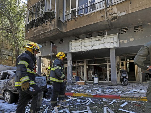 Civilian killed by shrapnel after rockets from Gaza hit Tel Aviv suburbs (VIDEO)