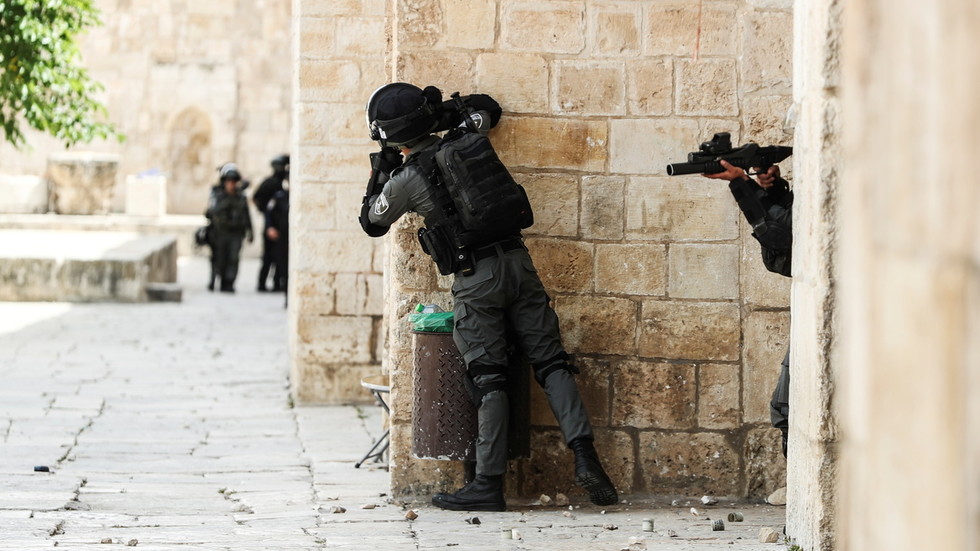 An Israeli policeman