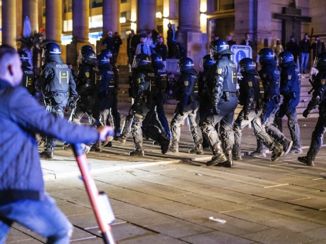 WATCH: 5 police officers injured in clashes with rioters as hundreds of youths flout Covid-19 restrictions in Stuttgart, Germany