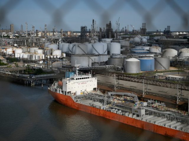 US makes $110mn by selling seized crude, allegedly Iranian, report suggests