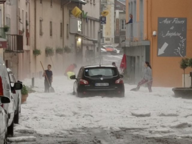 Freak storm buries French town in deluge of hail, locals forced to dig way out of homes (VIDEOS)