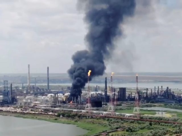 Huge blast at Romania’s largest oil refinery sends black smoke billowing into sky (VIDEOS)
