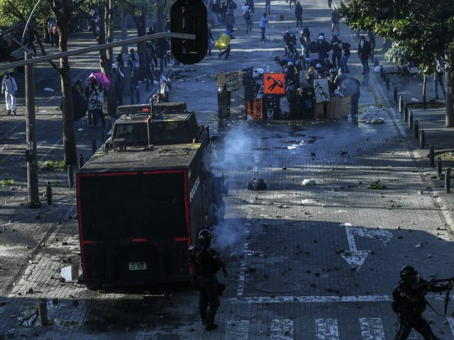 Rioters torch police station in Colombia amid two months of ongoing unrest (VIDEOS)