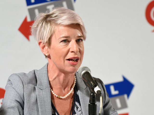 Australians call for Katie Hopkins to be deported as she arrives in Sydney & breaks quarantine rules while citizens stuck abroad