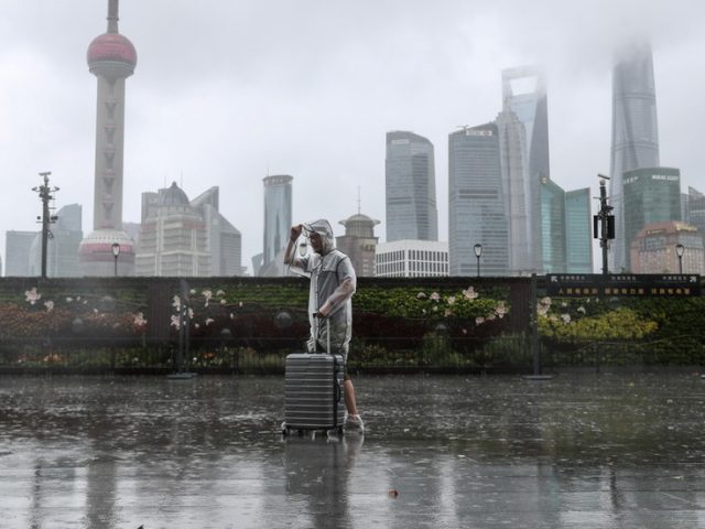 Shanghai evacuates HUNDREDS OF THOUSANDS, cancels flights & suspends train services as Typhoon In-Fa hits China’s coast (VIDEO)
