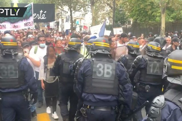 ‘Liberté’: Thousands take to the streets in Paris to once again decry Covid-19 health pass restrictions (VIDEO)