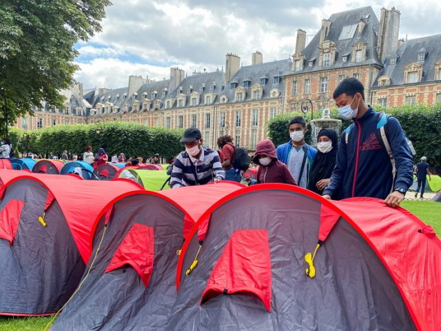 Tent camp for 400+ homeless migrants erected in upscale Paris district in protest about ‘dignified’ accommodation