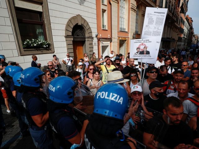 Italy makes vax pass mandatory for teachers, students & public transport passengers amid ongoing protests over new health ID