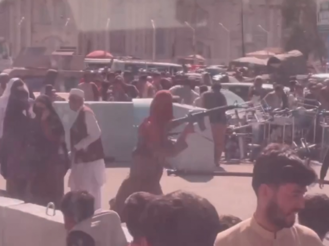 Shots fired at Kabul airport as Taliban ward off crowds – RT VIDEO
