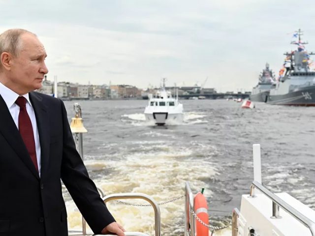 Putin Pledges Russia Will Ensure Security in Persian Gulf, Atlantic Amid Growing Piracy
