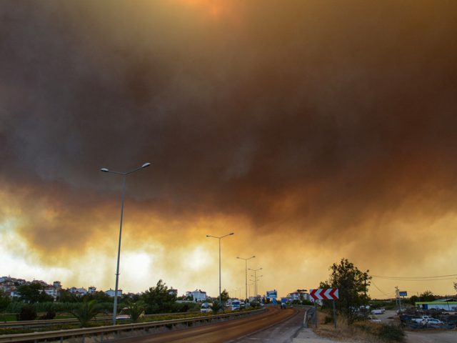 At least 3 dead, dozens injured as wildfires continue to rip through southern Turkey (VIDEOS)