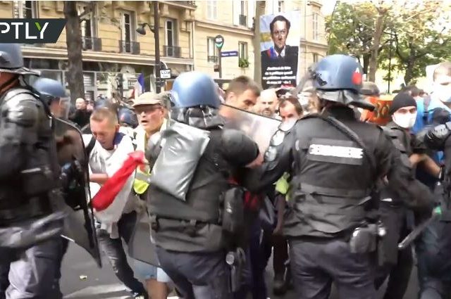 WATCH: Tear gas & clashes in Paris as thousands protest over Covid-19 health passes for 9th consecutive weekend