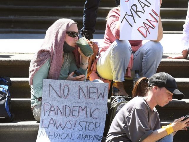 ‘Stop unlimited power grab!’ Huge crowd protests in Melbourne against vaccine mandates & sweeping pandemic powers bill (VIDEOS)