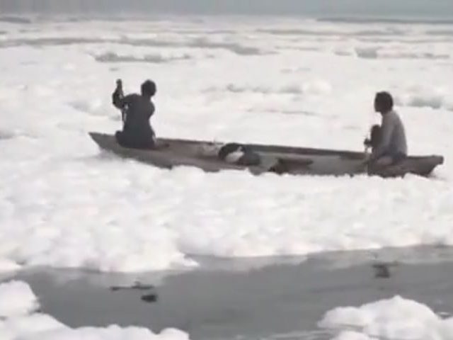 Toxic foam covers Delhi river that people drink from (VIDEO)