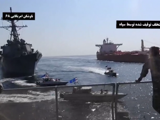 WATCH Iranian Navy forces’ encounter with US destroyers over oil tanker
