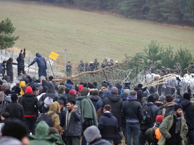 How thousands of migrants tried to take Belarus-Poland border by storm