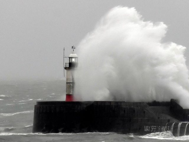 ‘Weather bomb’ from the Atlantic affects tens of thousands (VIDEOS)