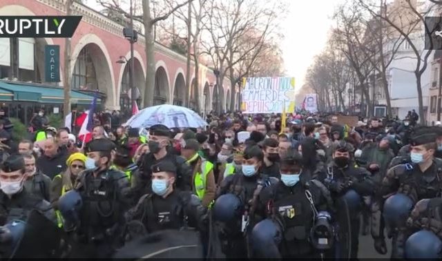 Thousands protest against tougher Covid rules in France (VIDEO)