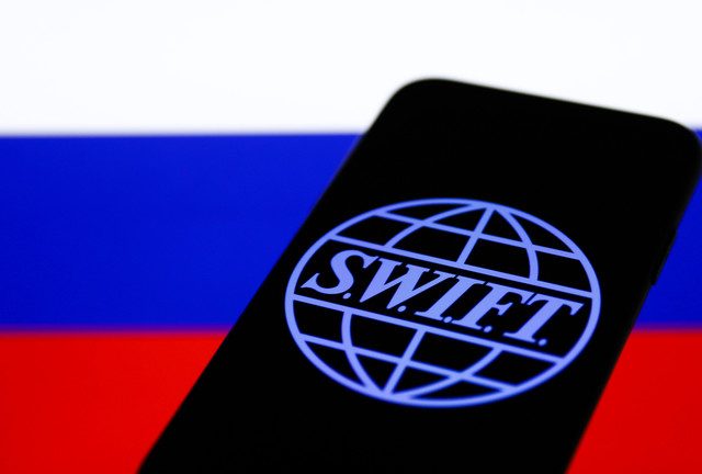 West abandons Russia SWIFT plans – Ukraine