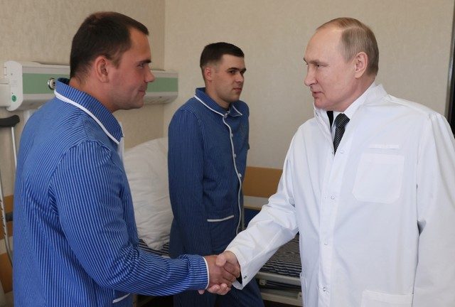 Putin visits wounded troops (VIDEO)