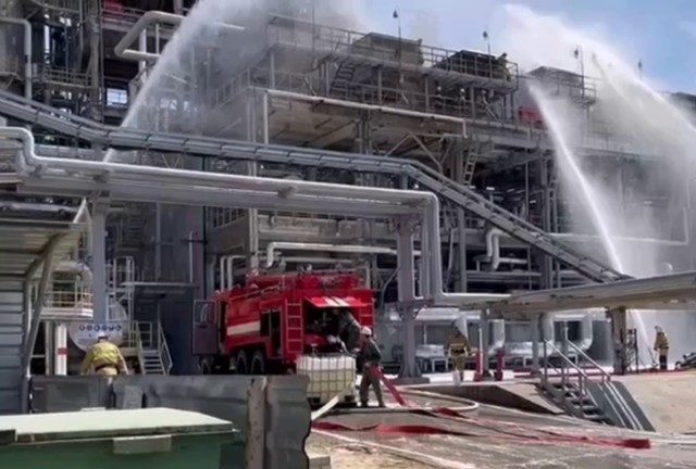 Fire at Russian oil refinery after Ukrainian attack (VIDEO)