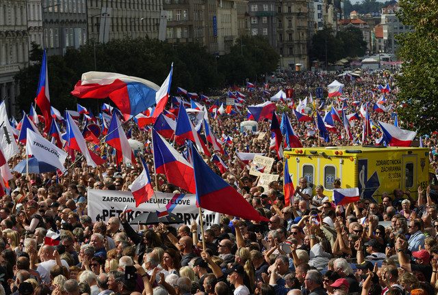 Mass anti-government protest hits Prague (VIDEOS)