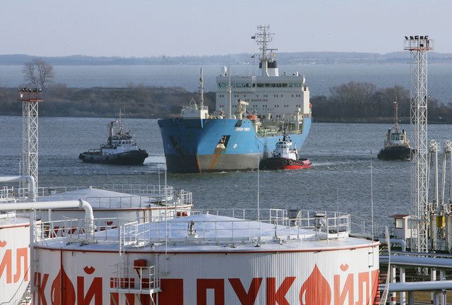 US threatens to sanction buyers of Russian oil