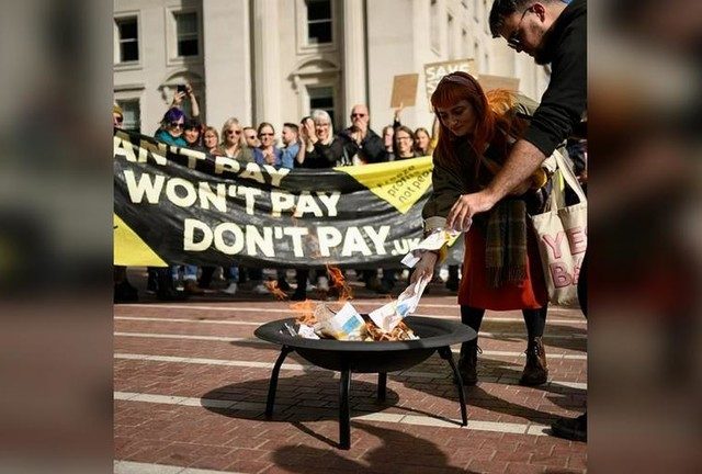 Britons burn energy bills to protest soaring prices (VIDEOS)