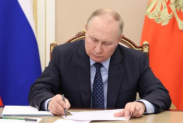 Putin signs unification treaties for new Russian regions