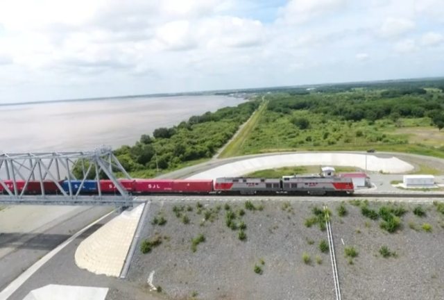 First Chinese freight train crosses new bridge into Russia (VIDEO)